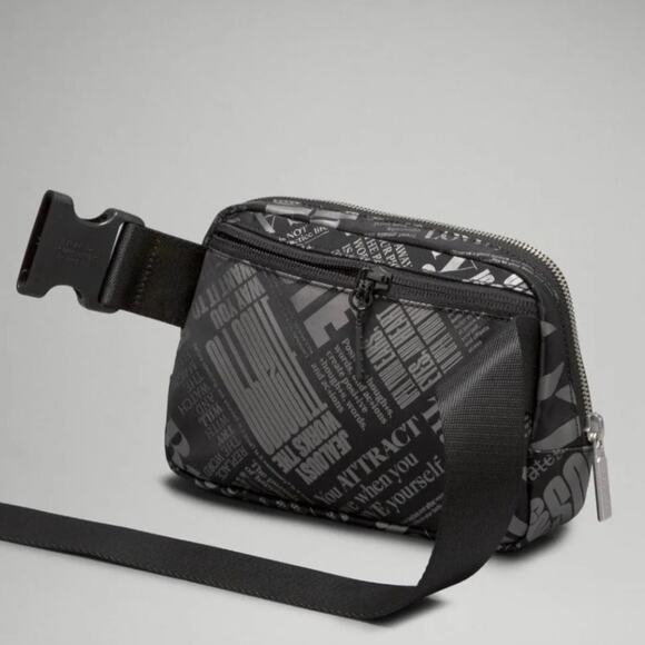 Lululemon Everywhere Belt Bag Manifesto Print Black 1L (Retired) Rare - Picture 4 of 7
